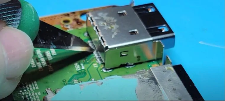 How to repair a Xbox Series X HDMI port img4
