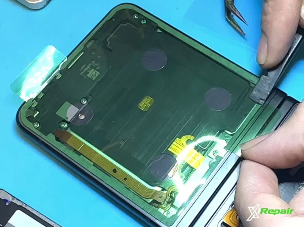 Ensuring water resistant seal sits properly on Samsung Smart Phone
